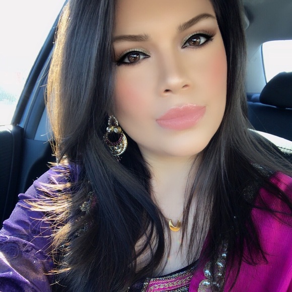 Meet your Posher, Ana - Picture 1 of 3